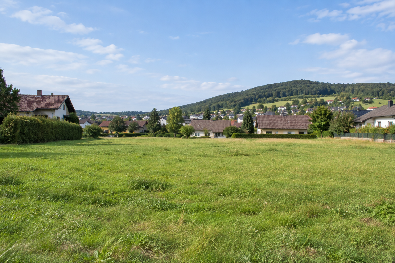 Offene Grundstücksfläche am Rand einer österreichischen Stadtgemeinde